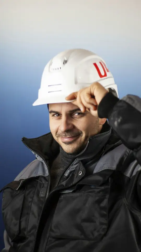 Samir, con casco blanco, sonriendo a cámara.